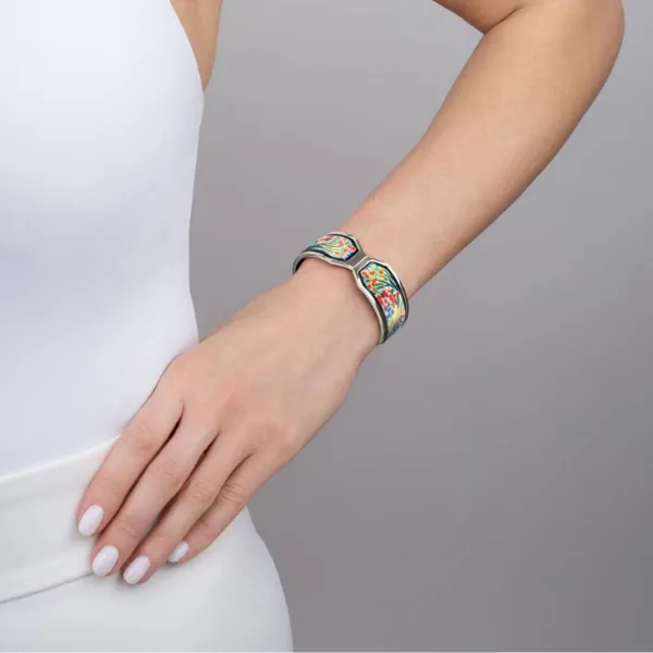 Contessa Clasp Bangle Image 2 Frontenac Jewellers Kingston, ON