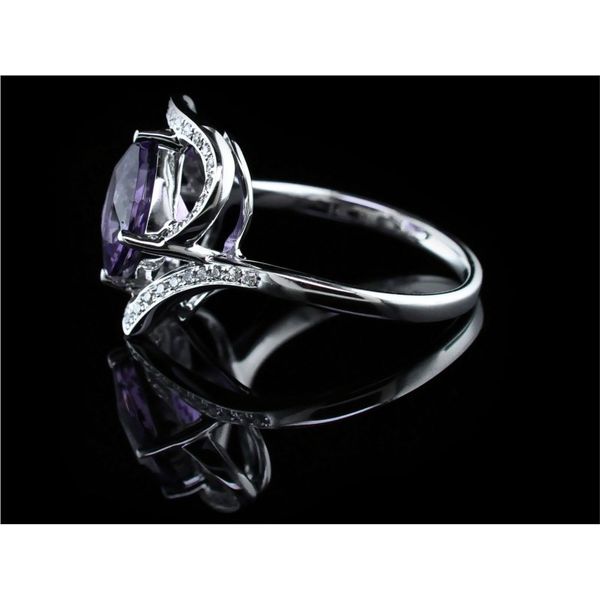 Ladies Amethyst and Diamond Ring Image 2 Geralds Jewelry Oak Harbor, WA