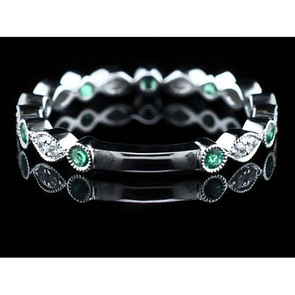 Ladies 18K Emerald and Diamond Ring Image 2 Geralds Jewelry Oak Harbor, WA