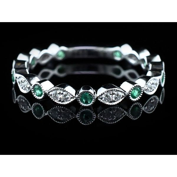 Ladies 18K Emerald and Diamond Ring Geralds Jewelry Oak Harbor, WA
