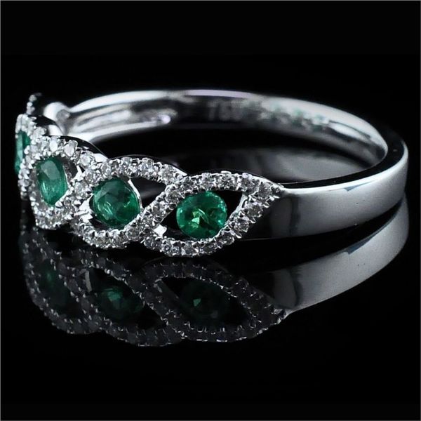 18K Emerald and Diamond Ring Image 2 Geralds Jewelry Oak Harbor, WA