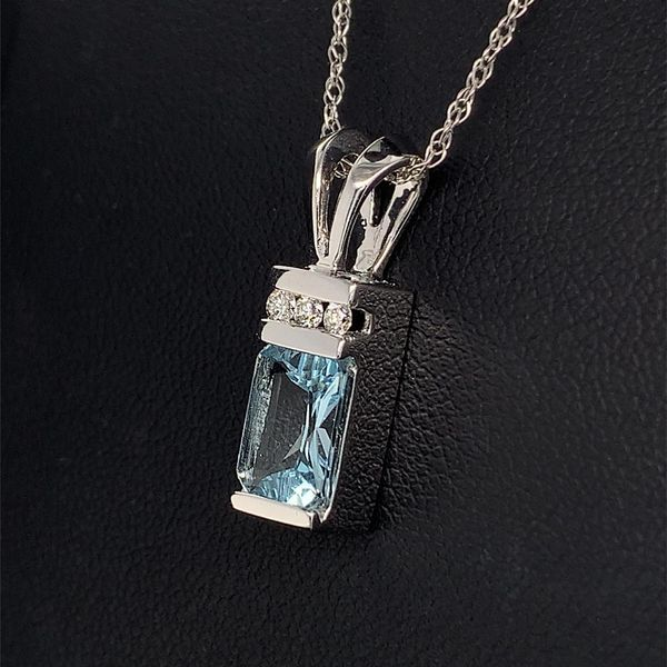 Aquamarine and Diamond Pendant Image 2 Geralds Jewelry Oak Harbor, WA