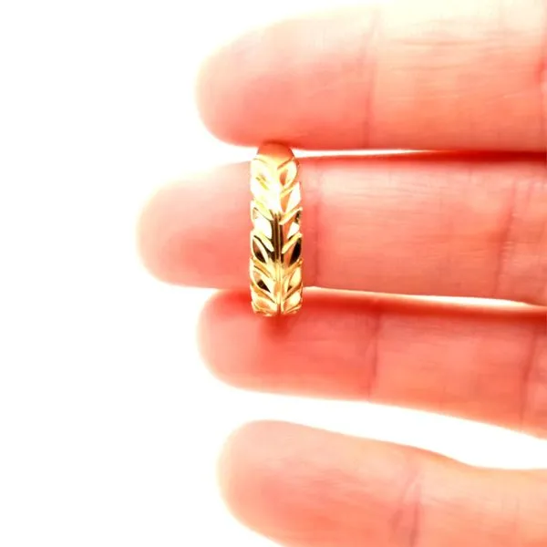 18K Yellow Gold Band with Leaf Design Image 2 Jaymark Jewelers Cold Spring, NY