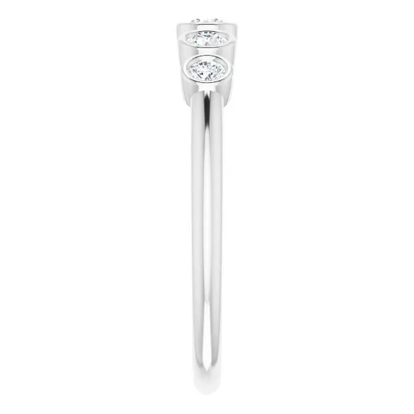 Graduated Bezel-Set Ring Image 4 Milan's Jewelry Inc Sarasota, FL