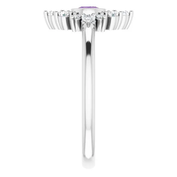 Halo-Style Ring Image 4 Hart's Jewelers Grants Pass, OR