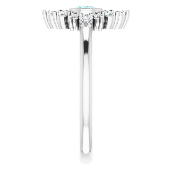 Halo-Style Ring Image 4 Hart's Jewelers Grants Pass, OR