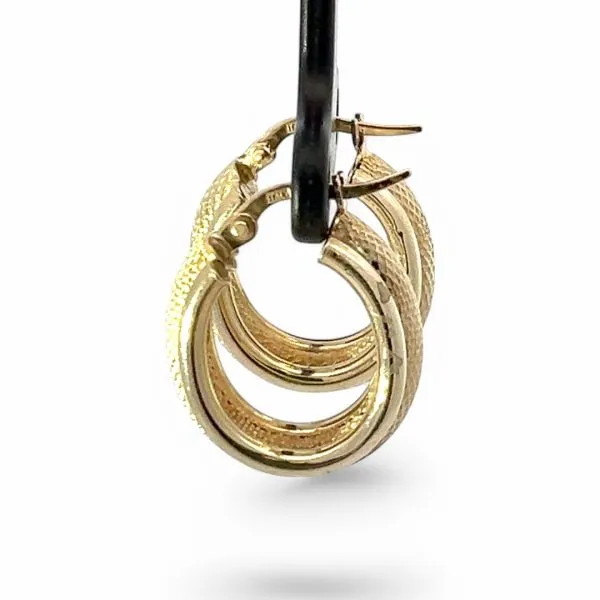 14k Yellow Gold 17.2mm Wide Oval Hoop Earrings with Hinged Backs