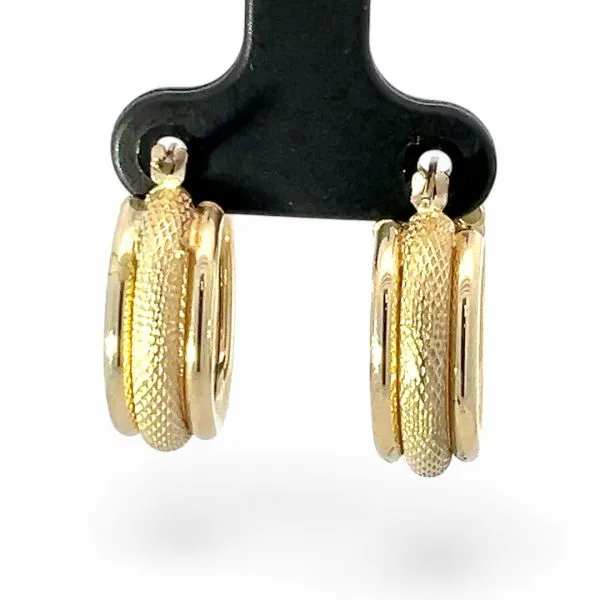 14k Yellow Gold 17.2mm Wide Oval Hoop Earrings with Hinged Backs