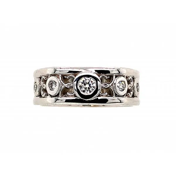 14 KARAT WHITE GOLD DIAMOND RING The Hunt House Fine and Custom Jewellery Huntsville, ON