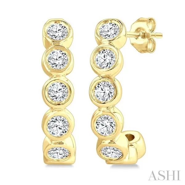 1/4 Ctw Petite Bezel Set Round Cut Diamond Fashion Half H...