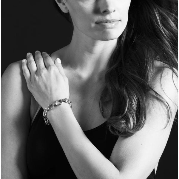 Oval Fluted Link Bracelet Image 3 Baxter's Fine Jewelry Warwick, RI