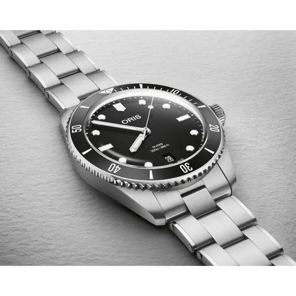 ORIS DIVERS DATE 39MM STEEL BRACELET WATCH Image 2 Blue Water Jewelers Saint Augustine, FL