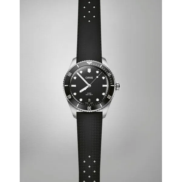 ORIS DIVERS DATE 39MM STEEL BRACELET WATCH Image 3 Blue Water Jewelers Saint Augustine, FL