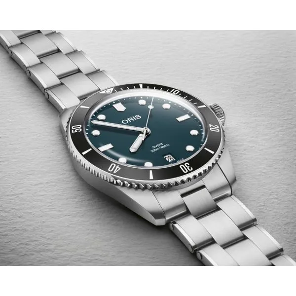 ORIS DIVERS DATE 39MM STEEL BRACELET WATCH Image 2 Blue Water Jewelers Saint Augustine, FL