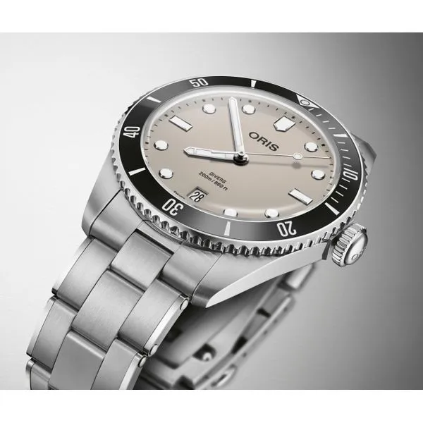 ORIS DIVERS DATE 39MM STEEL BRACELET WATCH Image 2 Blue Water Jewelers Saint Augustine, FL