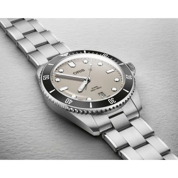 ORIS DIVERS DATE 39MM STEEL BRACELET WATCH Image 4 Blue Water Jewelers Saint Augustine, FL