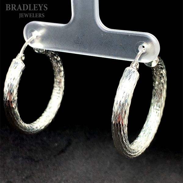 Sterling Silver Diamond-Cut 30mm Round Hoop Earrings Bradley's Jewelers Jacksonville, NC
