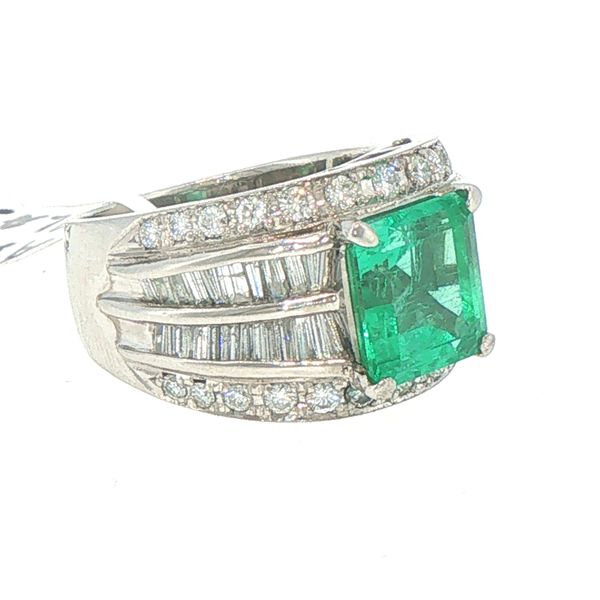 Emerald Elegance Estate Ring Image 2 Bryan Jewelry Prattville, AL