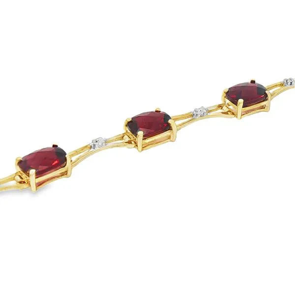 ESTATE - 10KY 9.0ctw Garnet Bracelet. Charles Frederick Jewelers Chelmsford, MA