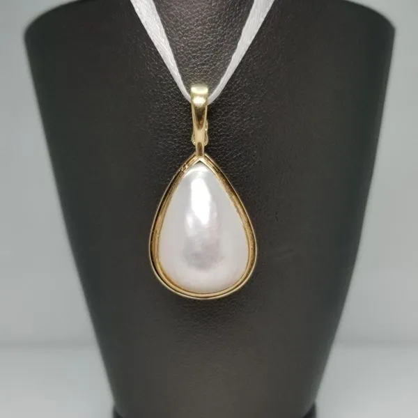 14kt Yellow Gold w/Pear-Shaped Mother of Pearl Pendant Chipper's Jewelry Bonney Lake, WA