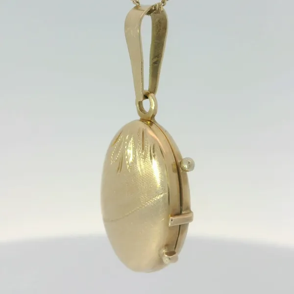14KY Oval Locket w/20