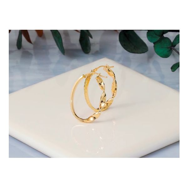 Diamond-Cut Twist Oval Hoop Earrings in 14k Yellow Gold Image 2 Conti Jewelers Endwell, NY