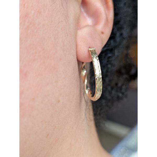 Diamond-Cut Twist Oval Hoop Earrings in 14k Yellow Gold Image 5 Conti Jewelers Endwell, NY