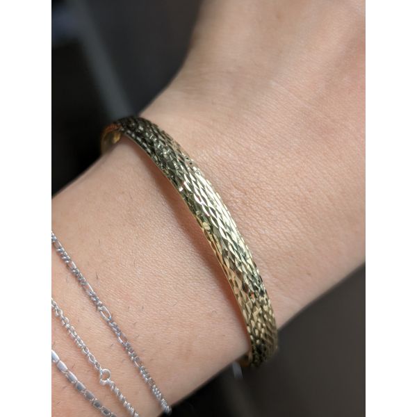 Diamond Cut Flexible Bangle in 14k Yellow Gold Image 3 Conti Jewelers Endwell, NY