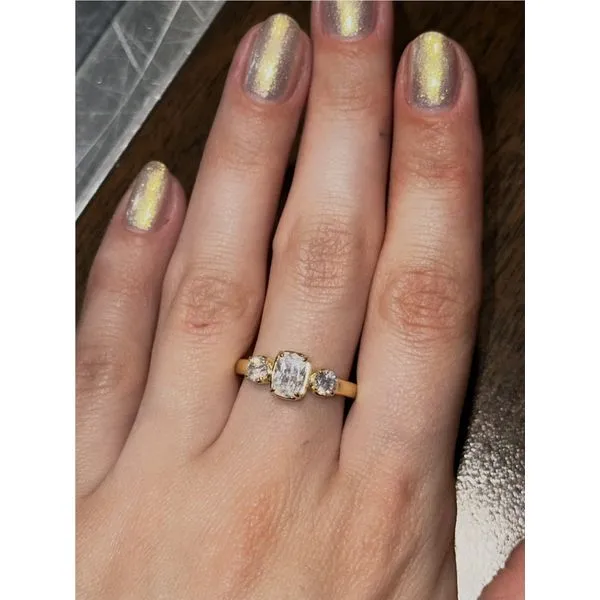 14K Yellow Gold Regal Three-Stone Ring Image 2 Conti Jewelers Endwell, NY