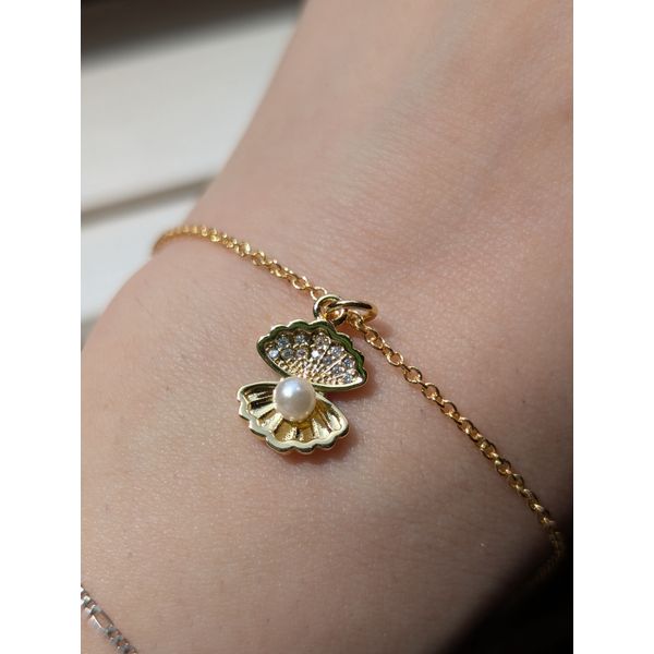 Yellow Gold Fill Pearl Clam Charm Image 2 Conti Jewelers Endwell, NY