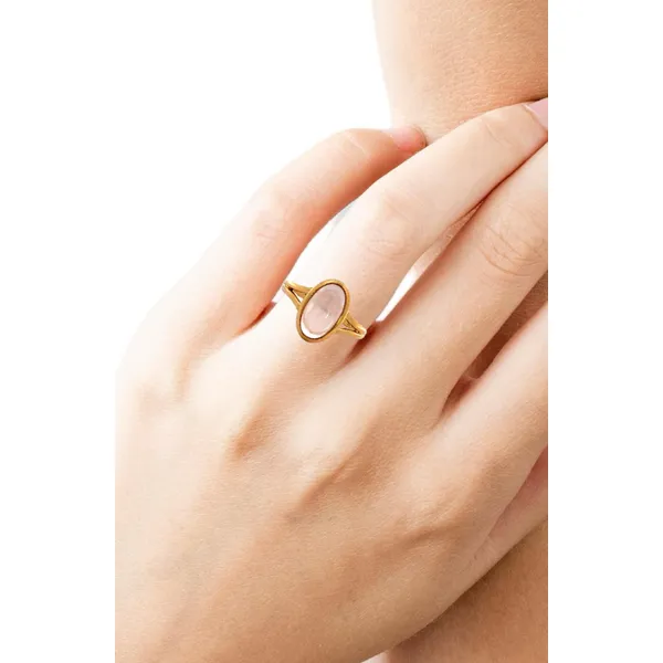 14 Karat Yellow Gold 2.93 ct Oval Shape Cabochon Rose Quartz with Bezel and Split Polished Shank Fashion Ring Corinth Jewelers Corinth, MS