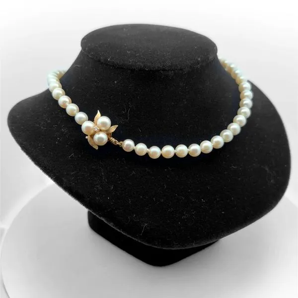 Graduated Pearl Necklace thumb image 2