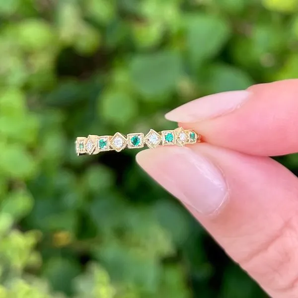 14KY 0.12ctw Alternating Emerald & Diamond Wedding Band Image 3 Diamonds Direct St. Petersburg, FL