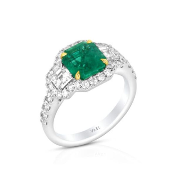 EMERALD AND DIAMOND RING Erickson Jewelers Iron Mountain, MI
