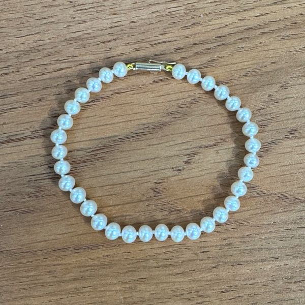 5 - 5.5 mm White Freshwater Pearl Bracelet with Yellow Gold Clasp 7.25
