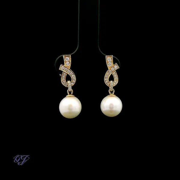 18K Yellow Gold 8.2mm Freshwater Pearl Earrings Image 2 Geneva Jewelry Riverside, CA