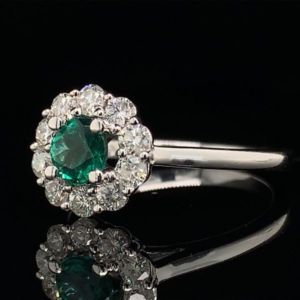 Round Emerald And Diamond Halo Ring Image 2 Geralds Jewelry Oak Harbor, WA
