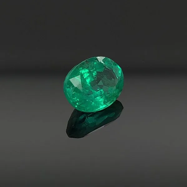 1.28Ct Natural Oval Cut Brazilian Emerald Image 2 Geralds Jewelry Oak Harbor, WA
