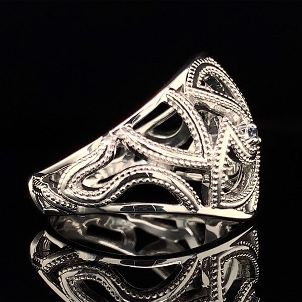 Abstract Paisley Inspired Yogo Sapphire Ring Image 3 Geralds Jewelry Oak Harbor, WA
