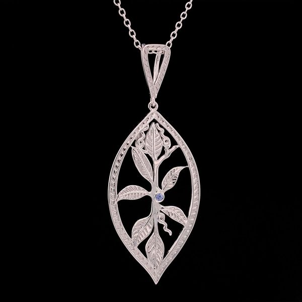 Nature Inspired Yogo Sapphire Pendant Image 2 Geralds Jewelry Oak Harbor, WA