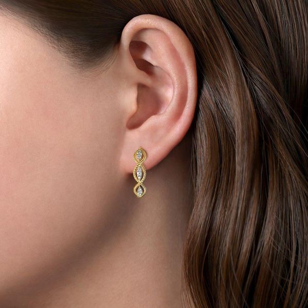 14K Yellow Gold Twisted Layered 20mm Diamond Hoop Earrings Image 2 Gray's Jewelers Bespoke Saint James, NY
