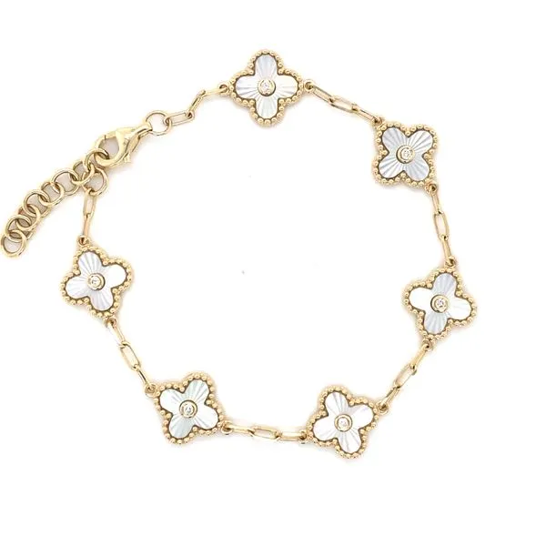 14K Yellow Gold Diamond Fluted Mother of Pearl Clover Bracelet Image 2 Gray's Jewelers Bespoke Saint James, NY