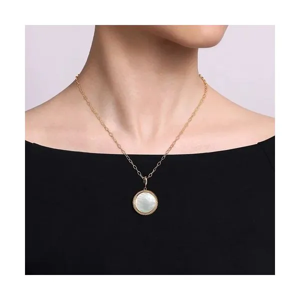 14K Yellow Gold Round Mother of Pearl Inlay Pendant Image 3 Gray's Jewelers Bespoke Saint James, NY