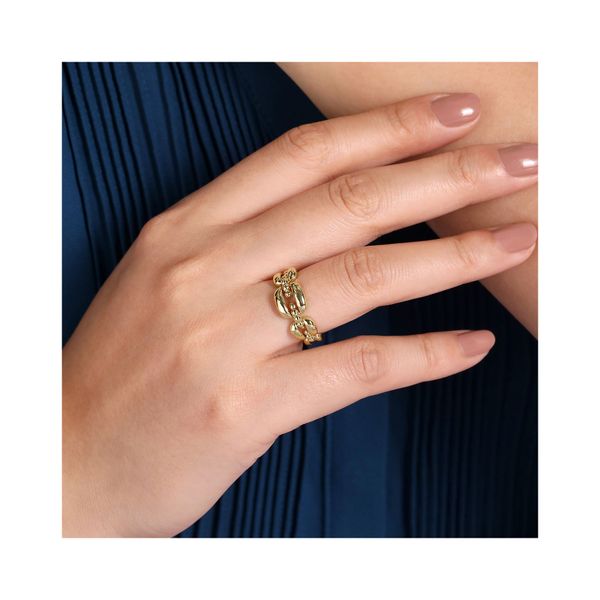 14K Yellow Gold Polished Chain Link Ring with Bujukan Bead Connector Image 4 Gray's Jewelers Bespoke Saint James, NY
