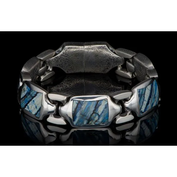 The Retro sets an unparalleled standard on the wrist. Simple and timeless elegance in a bracelet that wears with anything, for a Hudson Valley Goldsmith New Paltz, NY