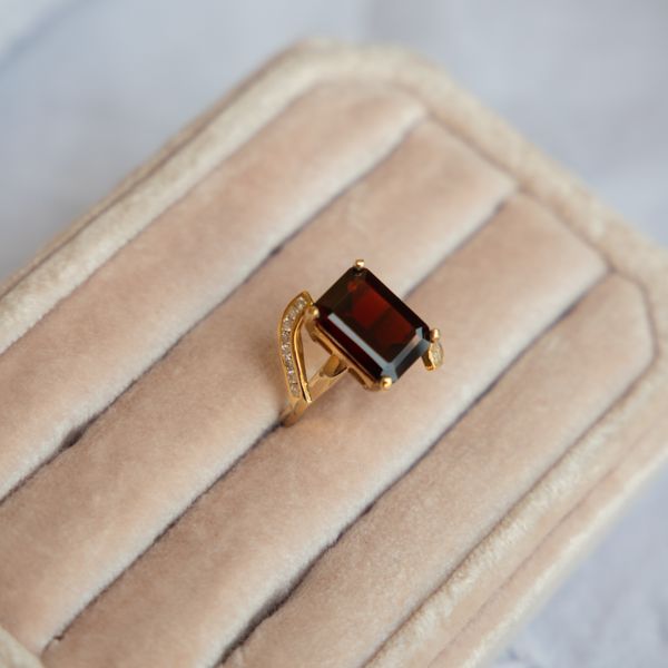 Estate Garnet Ring Image 2 Jayson Jewelers Cape Girardeau, MO