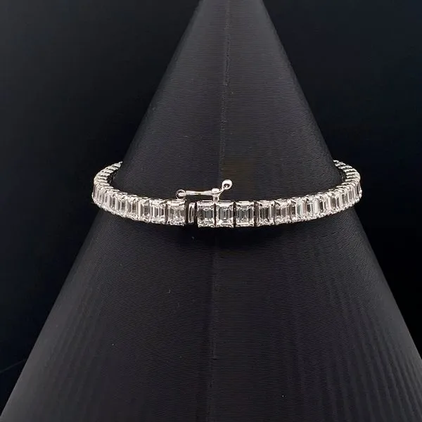 18K White Gold Emerald Diamond Bracelet Image 4 Kirk & Company Jewelers, Inc Milford, OH