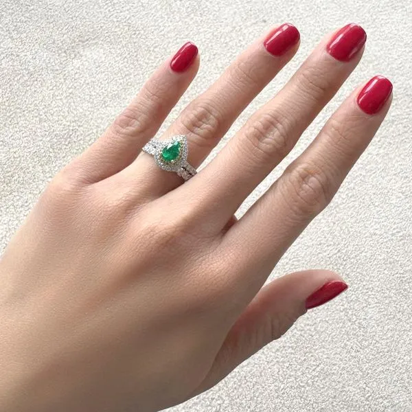 1.33tw Golden Halo Pear Emerald Gemstone Ring Image 5 La Mine d'Or Moncton, NB