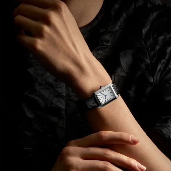 Baume & Mercier Hampton Quartz Watch White Dial 35x22mm Image 4 La Mine d'Or Moncton, NB