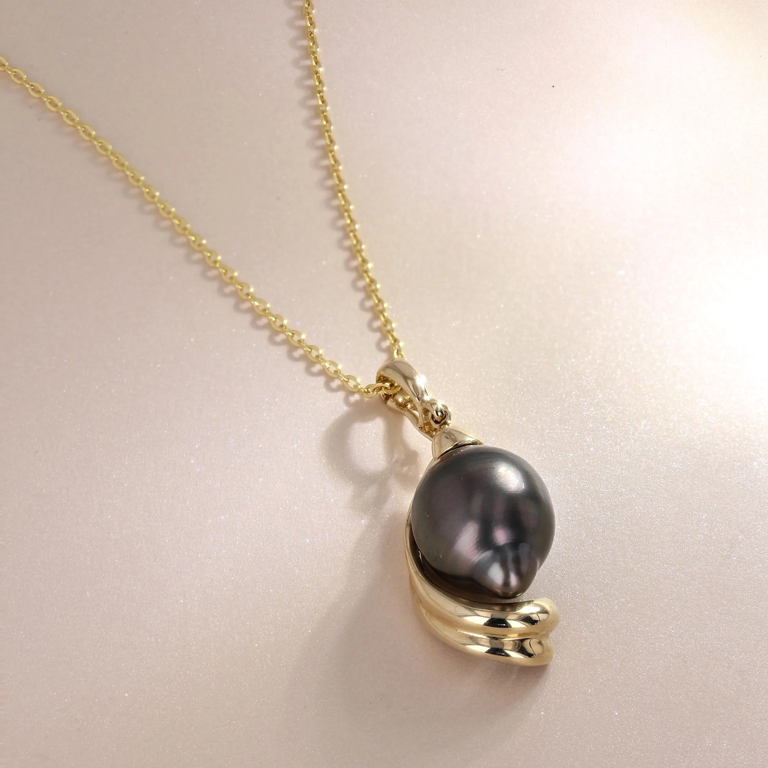 Estate Black Pearl Pendant 14kt Yellow Gold Image 3 La Mine d'Or Moncton, NB